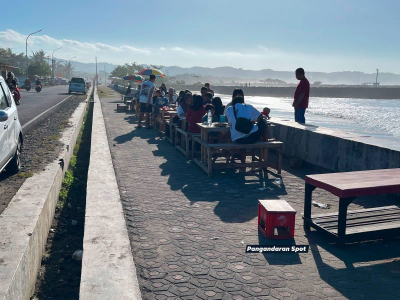 Satpol PP Kabupaten Pangandaran Tertibkan Pedagang Kawasan Jembatan Merah Pantai Timur 