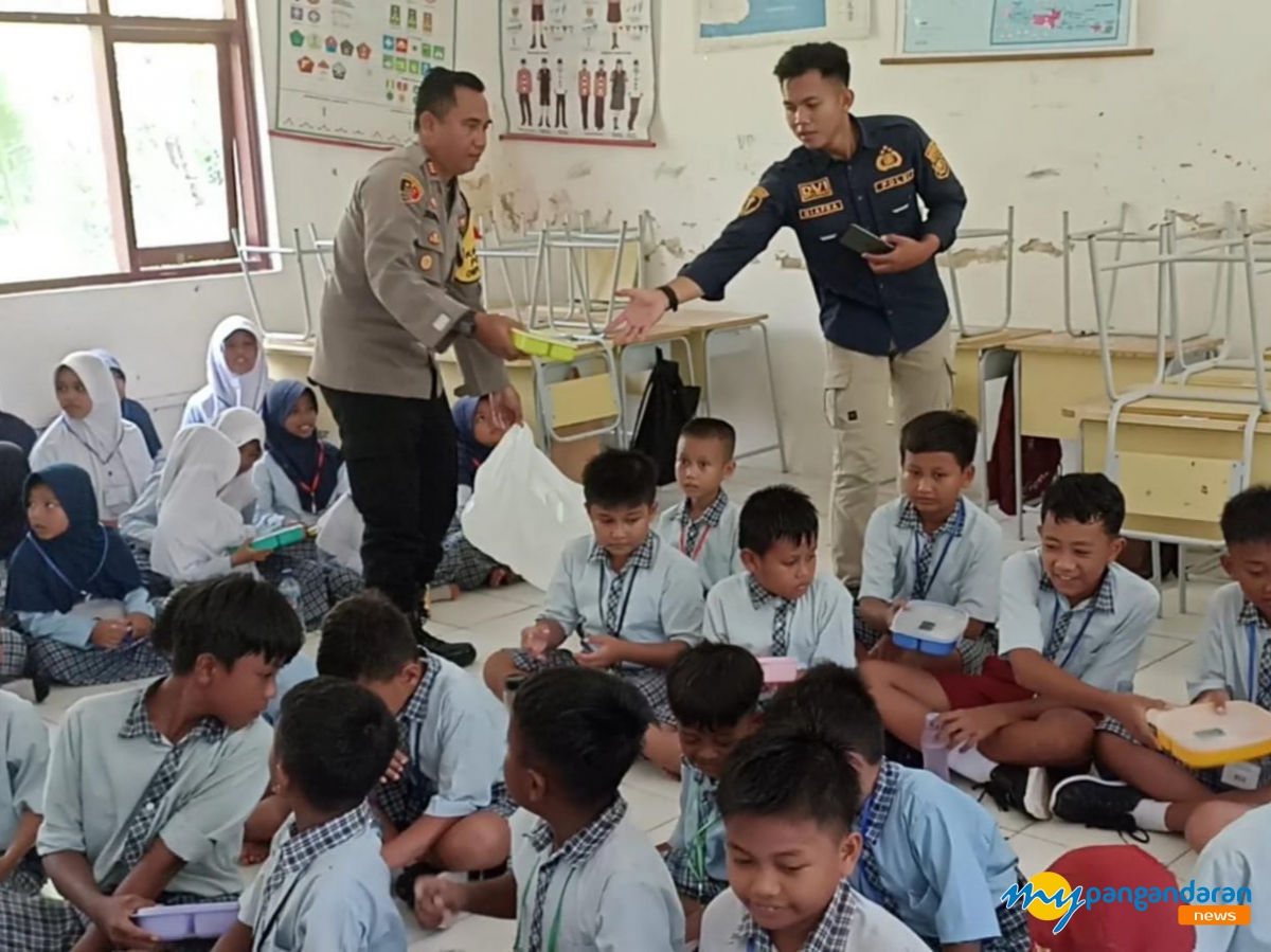 SDN 1 Sukahurip Terima Paket Makan Bergizi dari Polsek Pangandaran, Senyum Ceria Terlihat di Wajah Siswa