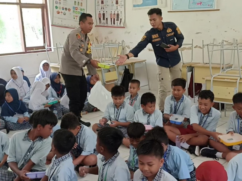 SDN 1 Sukahurip Terima Paket Makan Bergizi dari Polsek Pangandaran, Senyum Ceria Terlihat di Wajah Siswa