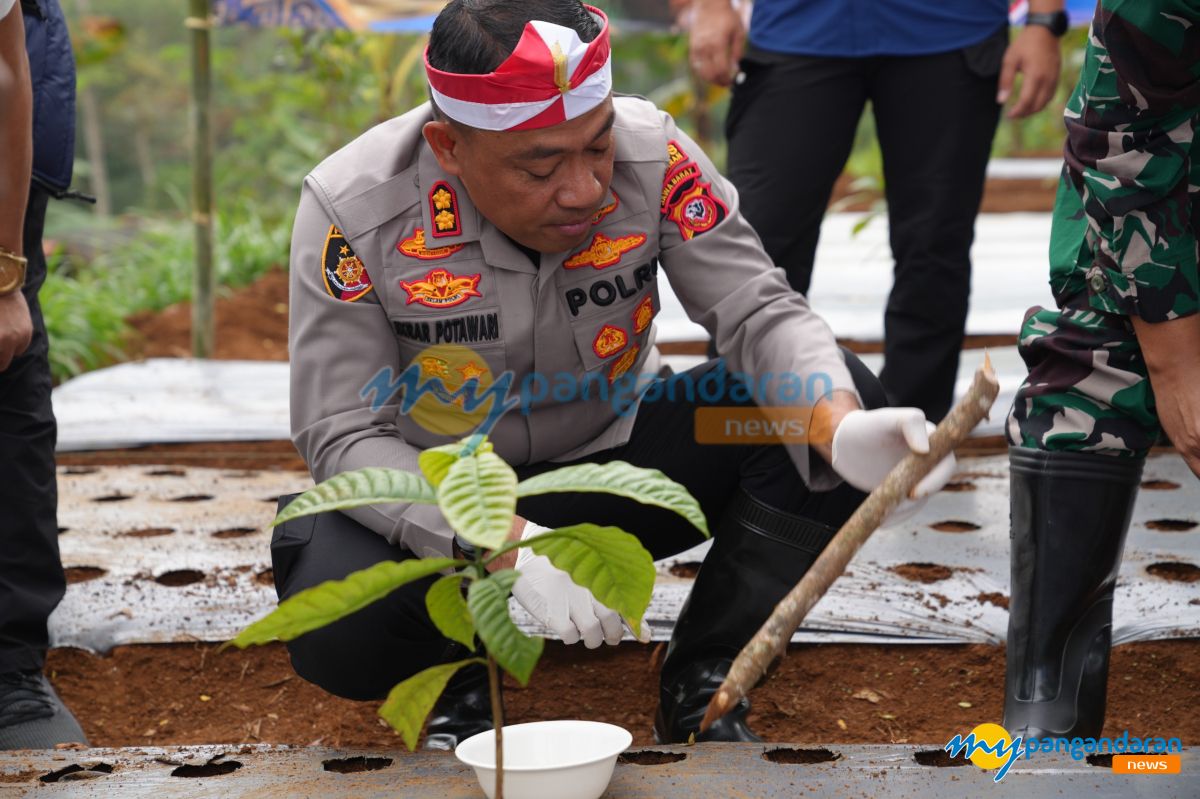 Serentak di 17 Provinsi, Polres Pangandaran ikut Tanam Bawang Putih di Bukit Nalangsa Langkaplancar 