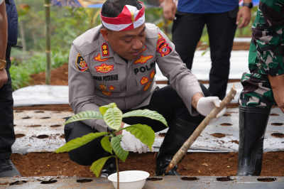 Serentak di 17 Provinsi, Polres Pangandaran ikut Tanam Bawang Putih di Bukit Nalangsa Langkaplancar 