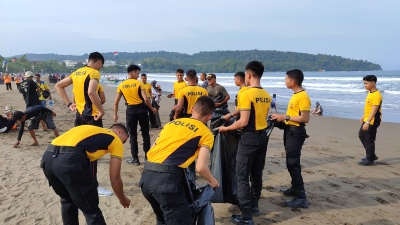 Sinergi Lintas Instansi, Polres Pangandaran Gelar Senam dan Aksi Bersih Pantai