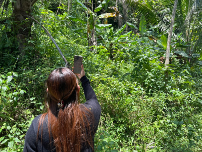 Sinyal Sulit, Warga Munggang Gondang Pangandaran Rela Naik Bukit Demi Internetan