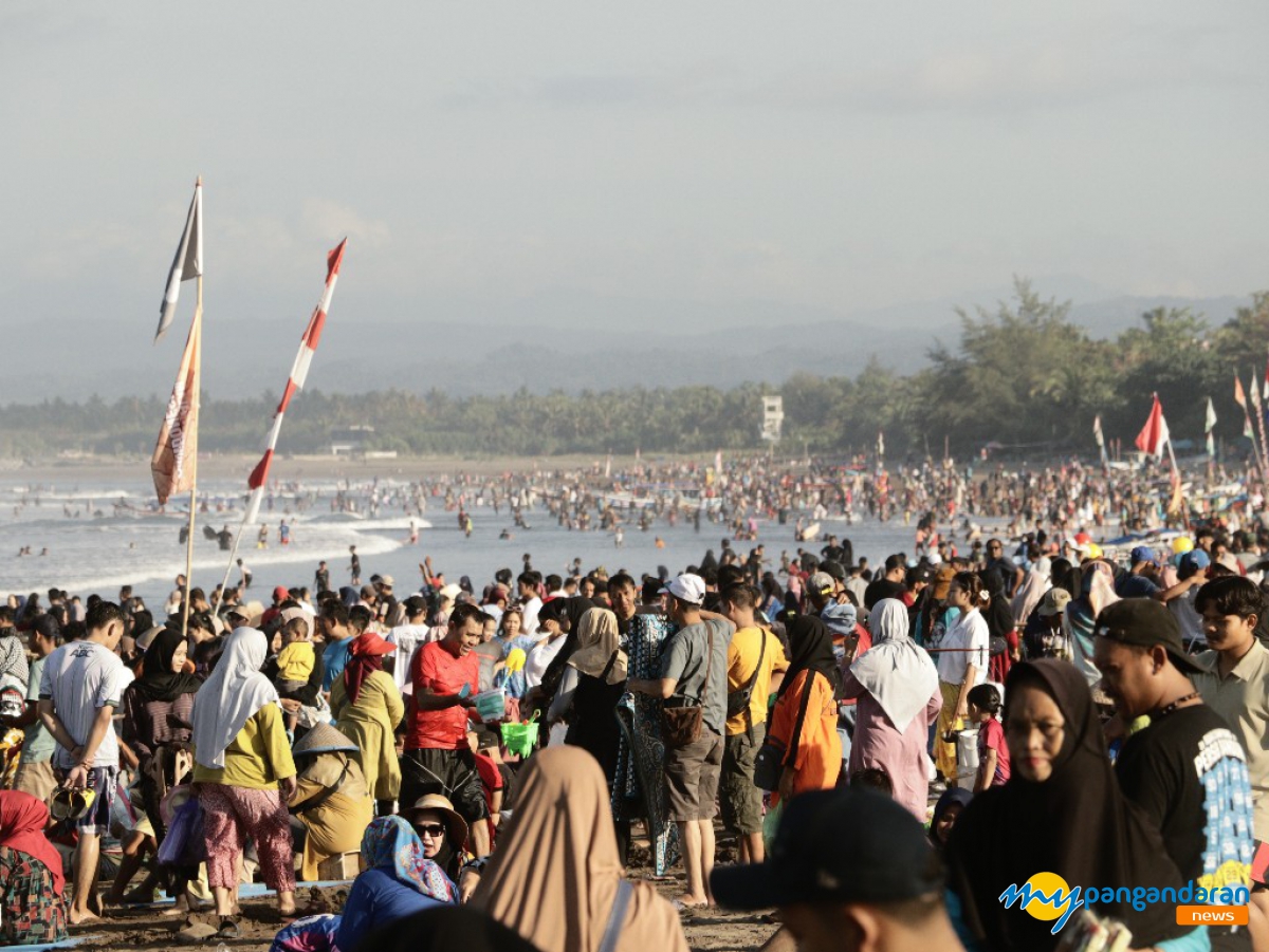 Situasi Pantai Barat Pangandaran Akhir Liburan Sekolah