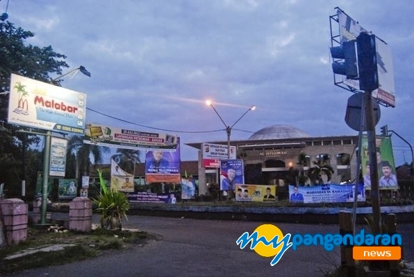 Spanduk Calon Wakil Rakyat Penuhi Jalan-Jalan di Pangandaran