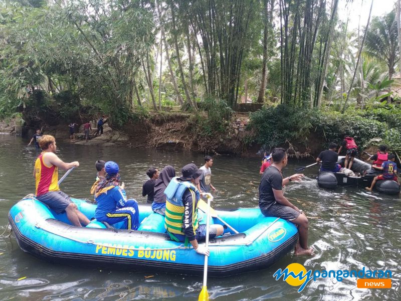 Tagana Bersama Relawan KSB Pangandaran Bersihkan Sungai Citonjong
