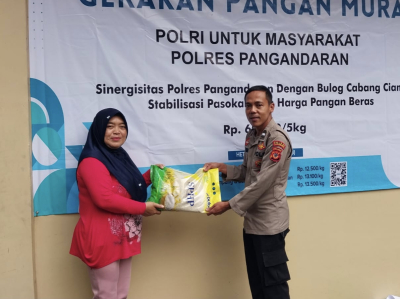 Tak Perlu Becek-becekan ke Pasar, Bhabinkamtibmas di Pangandaran Siap Antar Beras ke Rumah Warga