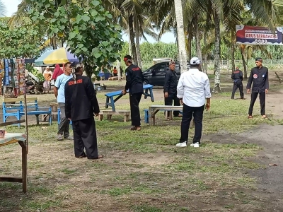 Tim Gabungan Jaga Sapta Pesona Tertibkan PKL Tidak Berizin di Pantai Barat Pangandaran 