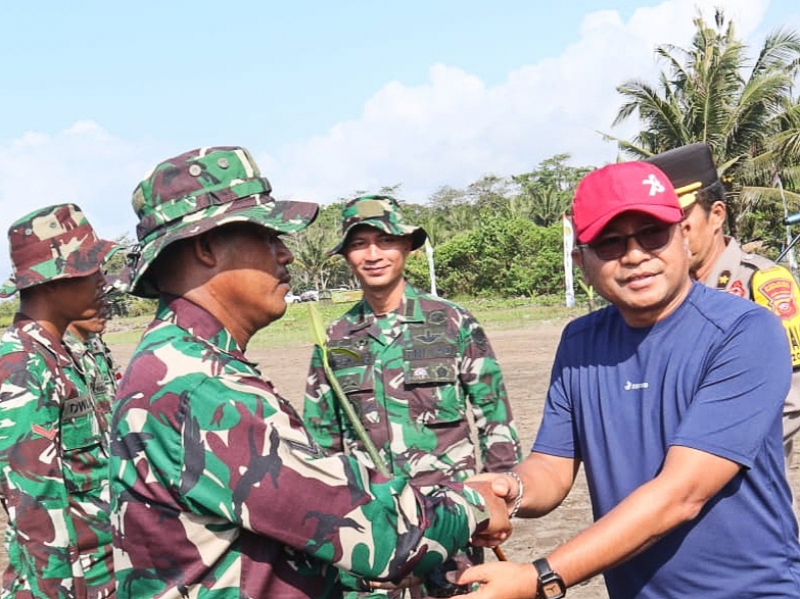 TNI Pangandaran Gelar Penanaman Seribu Mangrove dan Bersih Pantai dalam Rangka HUT ke-79