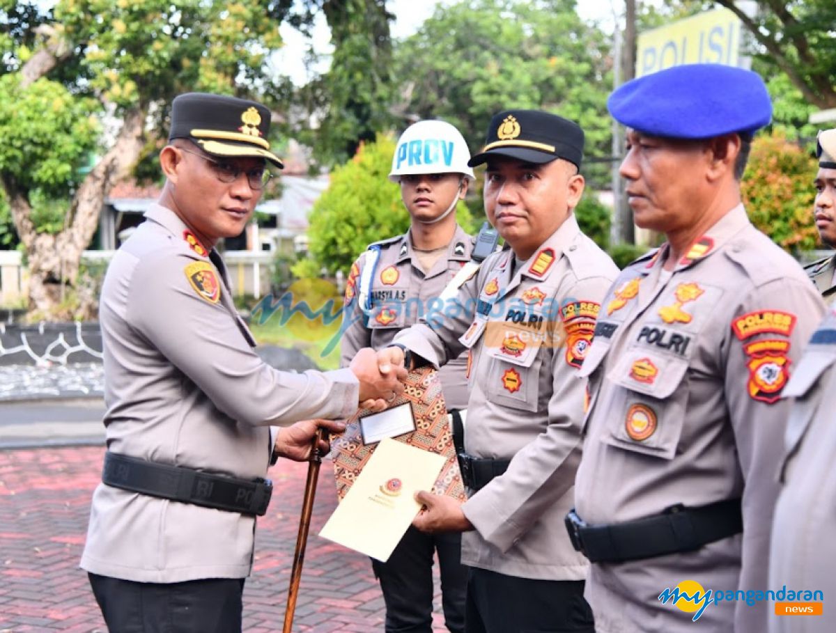 Tolong Wisatawan! Personel Polri, Nelayan, Balawista dan Jaga Lembur di Ganjar Penghargaan oleh Kapolres Pangandaran 