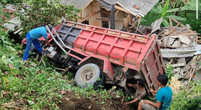 Truk Mundur Tak Terkendali, Terjun ke Jurang dan Timpa Rumah Warga di Pangandaran