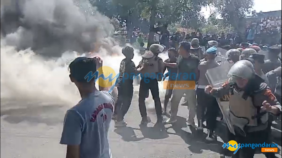 Tuntut Penerbitan SKAB BBL, Nelayan Geruduk Kantor Bupati Pangandaran Jebol Pagar dan Bakar Perahu