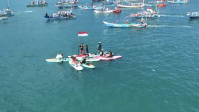 Unik! Meriahkan HUT RI ke 80, Polres Pangandaran dan Nelayan Perahu Pesiar Gelar Penghormatan Bendera di Tengah Laut