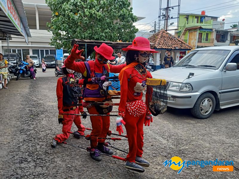 Unik, Penari Boneka Hibur Wisatawan di Pangandaran