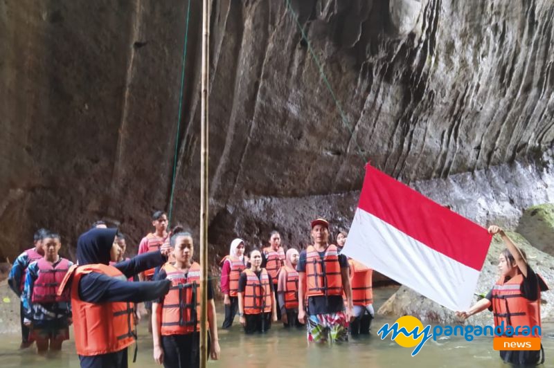 Unik, Penggiat Wisata Batu Lumpang Pangandaran Peringati HUT ke-76 RI di Sungai Ciwayang