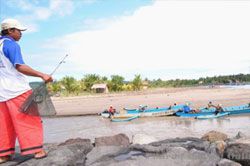 Usai Melaut, Ratusan Nelayan Dorong Perahu ke Cikidang