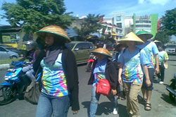Usung Perdamaian, 20 WNA Jalan Kaki Bandung ke Pangandaran
