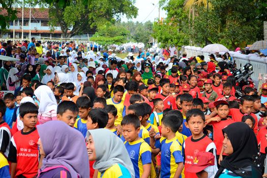 Warga Pangandaran Memperingati HUT Kabupaten Ciamis  ke-370 Dengan Jalan Sehat 