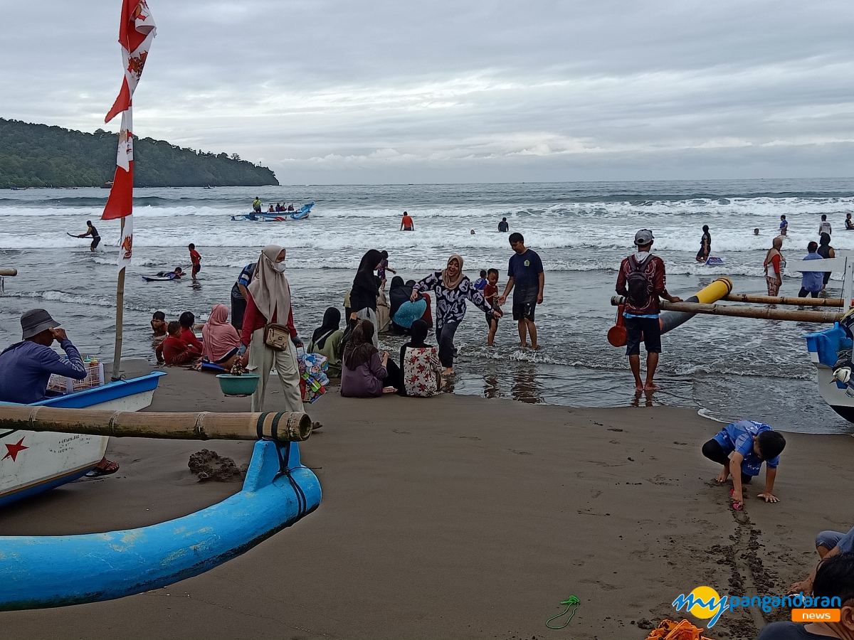 Waspada Cuaca, PHRI Pangandaran Imbau Wisatawan Bawa Perlengkapan Hujan