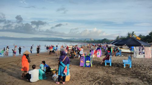 Weekend Jelang Libur Imlek, Pantai Pangandaran Cukup Ramai