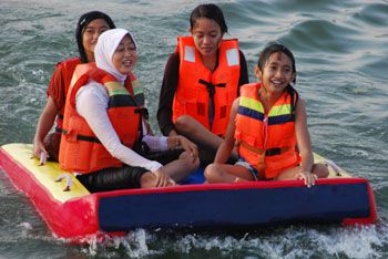 Wisatawan Mulai Serbu Wisata Olahraga Air di Pantai Timur
