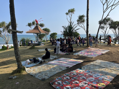 Wisatawan Padati Bukit Pantai Batu Hiu, Nikmati Piknik Keluarga dengan Panorama Laut